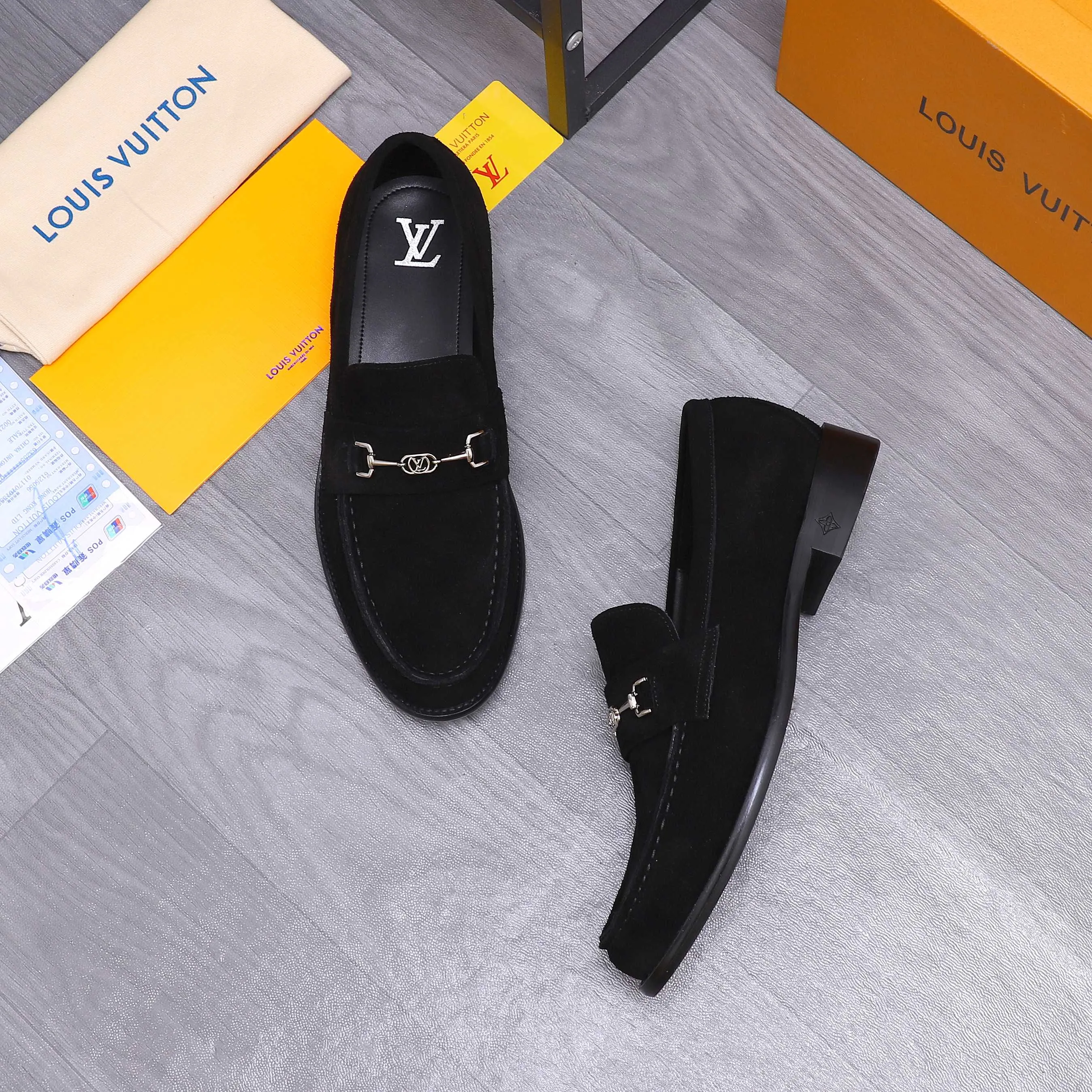 Men's shoes 💰660 Product trademark: LV [Louis Vuitton] business casual slip-on leather shoes, regular size. Size: 39-44 (38.45 custom-made, non-refundable) Product materials: Selected frosted cowhide upper, cowhide lining, original outsole